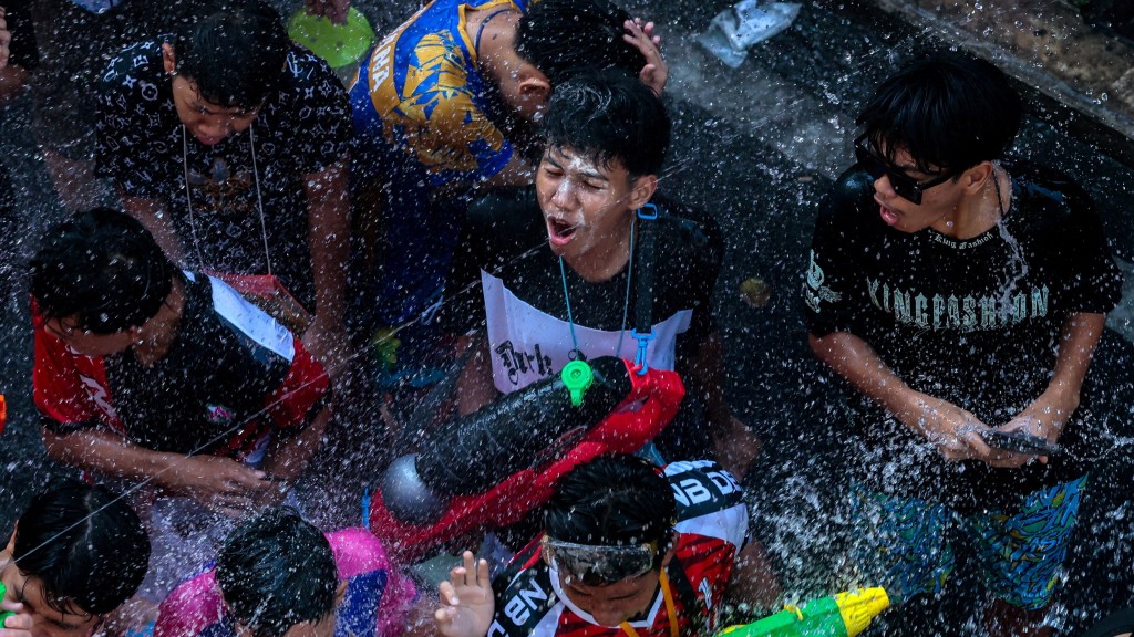 參與泰國潑水節的民眾盡情狂歡。 路透社 