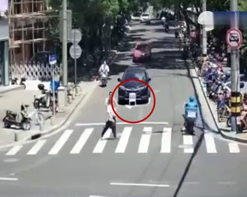 汽南顶着儿童摇椅行驶， 竟是为遮挡车牌故意摆放。(网图)