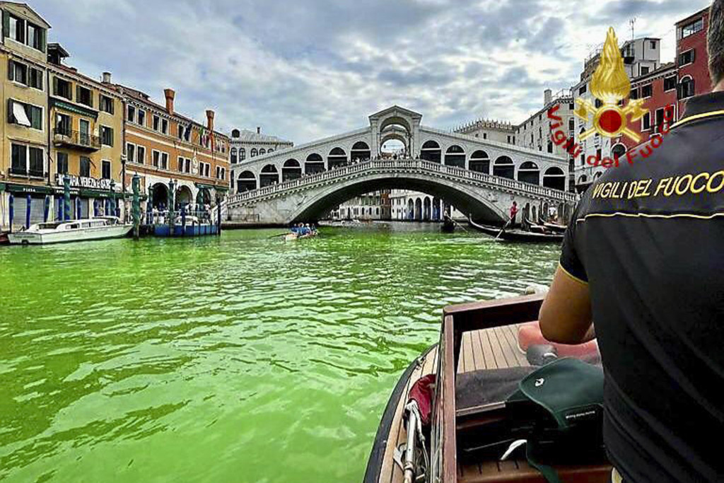 威尼斯運河靠近著名景點里奧多橋的河段被染上了螢光綠。AP