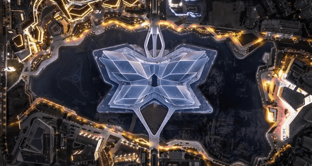 珠海好去處2024 | 4. 金灣藝術中心 被譽為「2023年全球最值得期待的建築」之一，從高空俯瞰像一隻蝴蝶。（圖片來源：微信@金灣藝術中心）