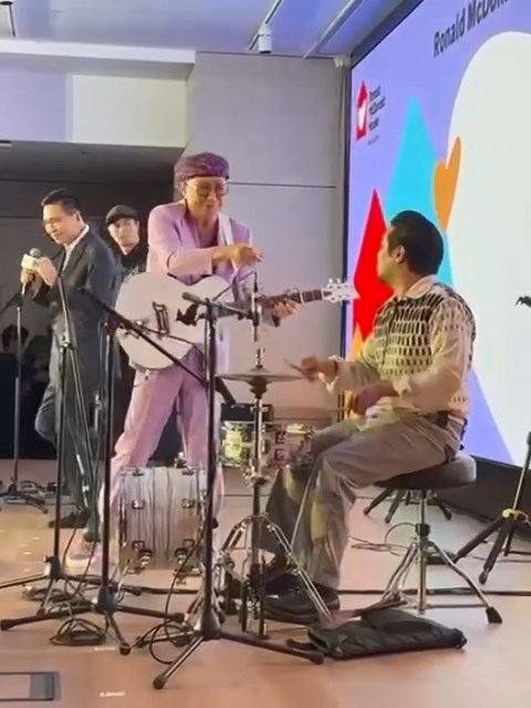 許冠傑寶刀未老，與兒子許懷欣（左二）一齊表演。