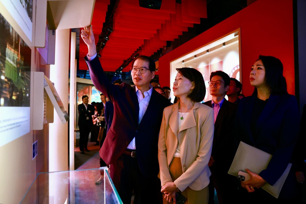 國安委秘書長區志光（左）向葉文娟（中）介紹展覽廳內容。