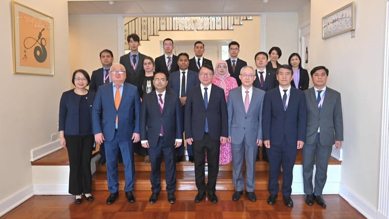 政務司司長陳國基（第一排中）及旅遊事務專員張馮泳萍（第一排左一）與代表團合照。