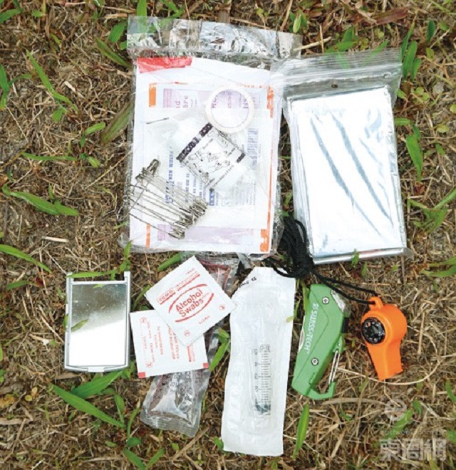 港青帶備急救用品,包括萬用刀、哨子、求生信號鏡,以及抗毒液泵以防中蛇毒。
