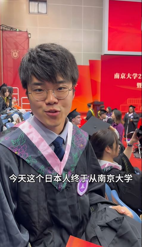 內田大翔熱愛中國文化，於南京讀大學。小紅書