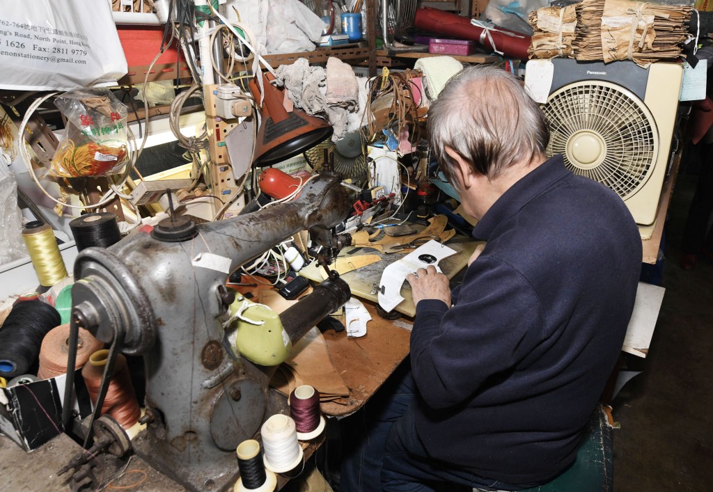 高和現僅剩三位老師傅,每人每月僅能完成一雙鞋,年產500雙已是極限。 高和現僅剩三位老師傅,每人每月僅能完成一雙鞋,年產500雙已是極限。