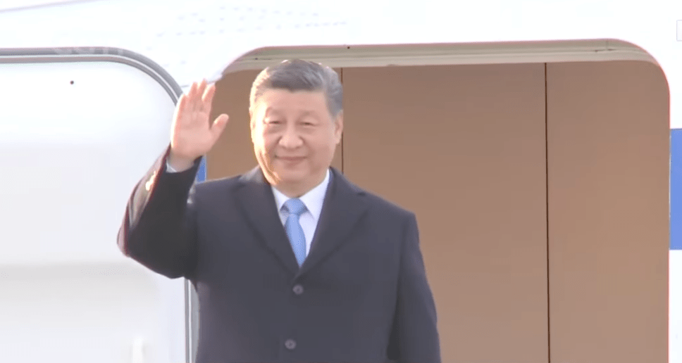 習近平步出專機向在場人士揮手。CGTN直播截圖 習近平步出專機向在場人士揮手。CGTN直播截圖