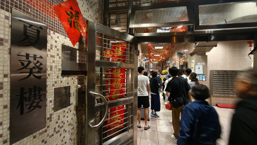 多名居民陸續返回單位。