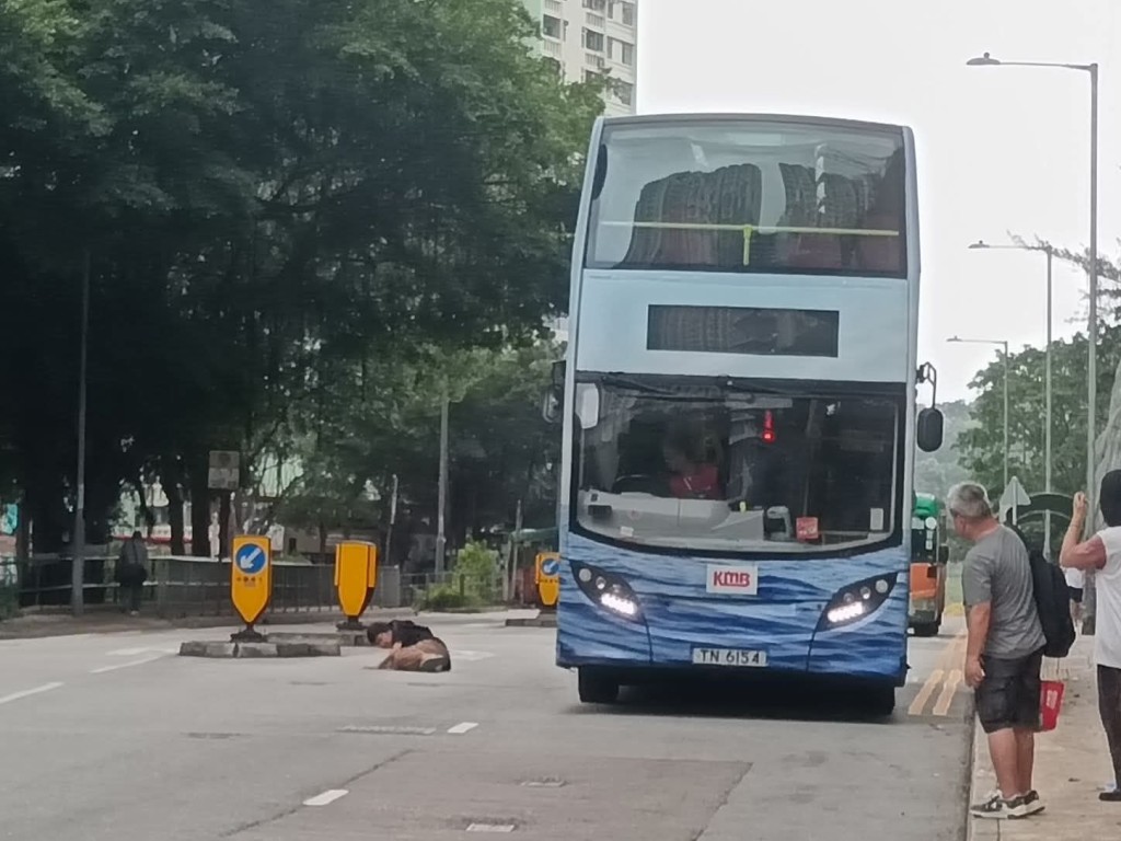 一名11岁男童遭九巴撞倒。fb「突发马路车cam大全」Edwin Ying Fai图片