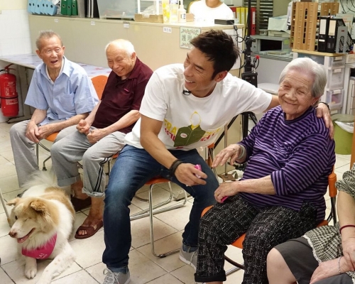 许志安到元朗一间老人中心进行探访。