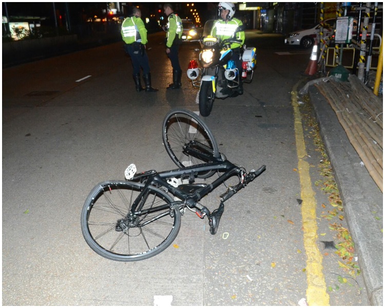 名牌單車被撞至車架變形。
