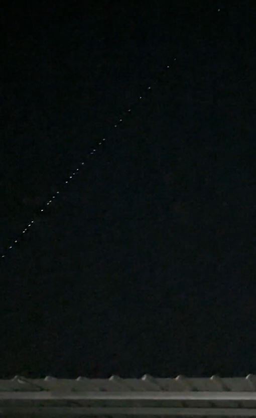 河南6日晚，多地民众在夜空中发现神秘光串。抖音