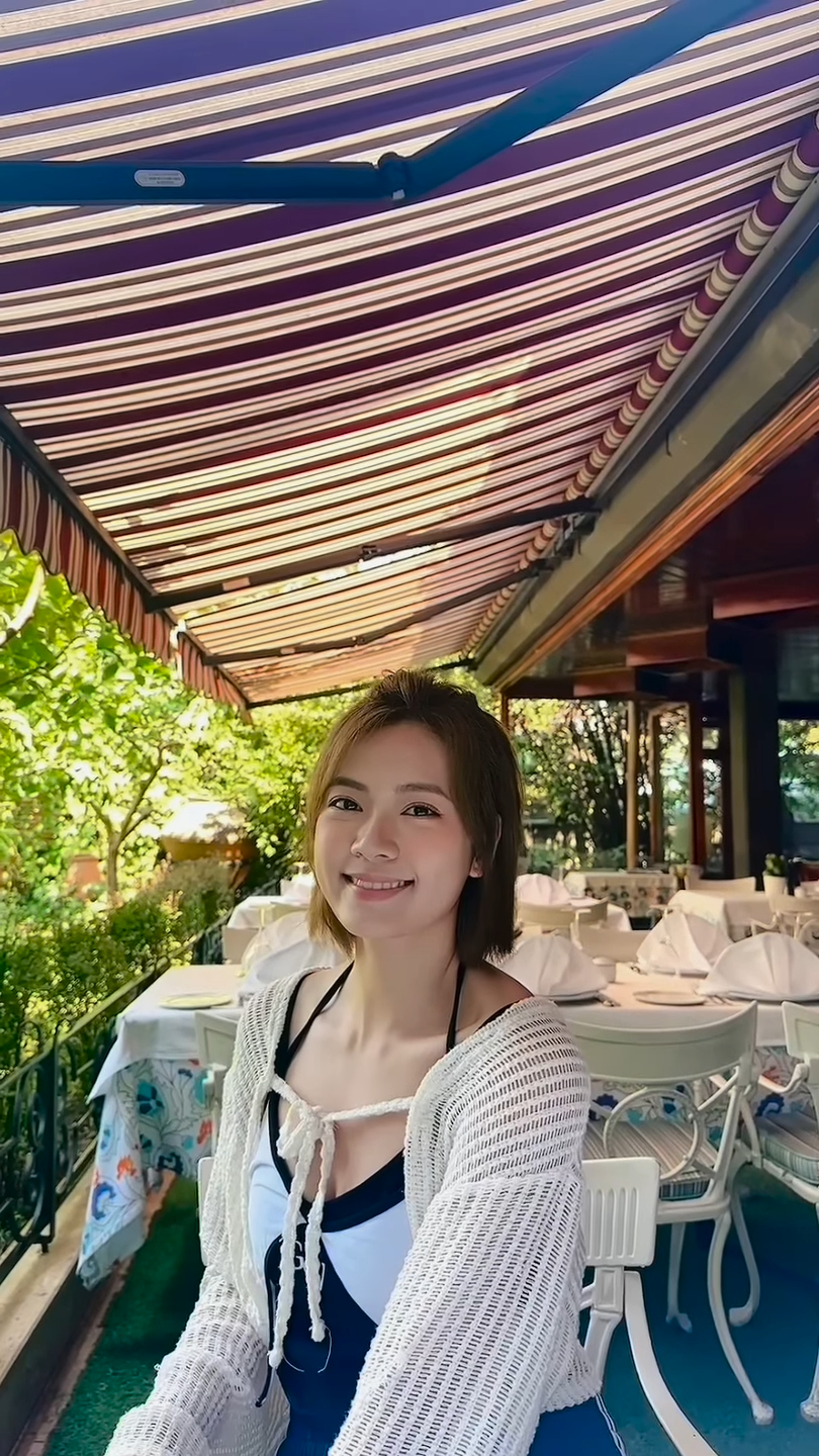 其後游嘉欣再貼出另一段影片,穿上黑白色貼身露腰小背心同樣吸引。 其後游嘉欣再貼出另一段影片,穿上黑白色貼身露腰小背心同樣吸引。