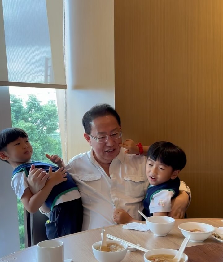 刘家豪一个人照顾两个孙仔，好忙碌。