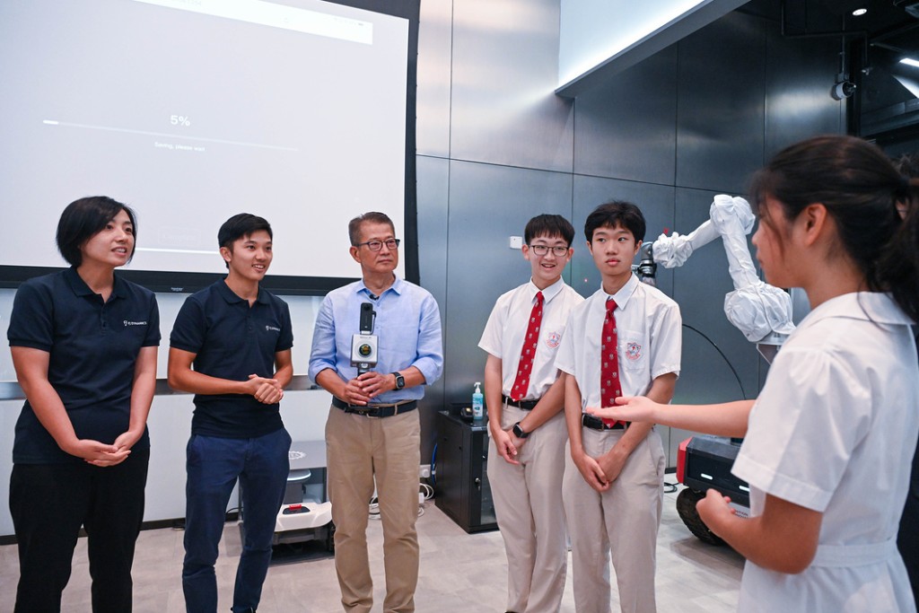 陳茂波及一眾學生參觀其中一間透過人工智能和視覺技術作環境掃描的初創公司。陳茂波網誌圖片