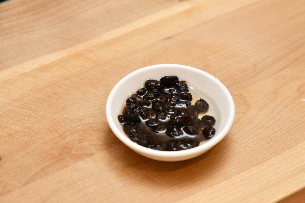 Step 3: 豆豉洗淨，用匙羹輕輕壓爛。 Rinse the fermented black beans and gently crush it by a spoon.