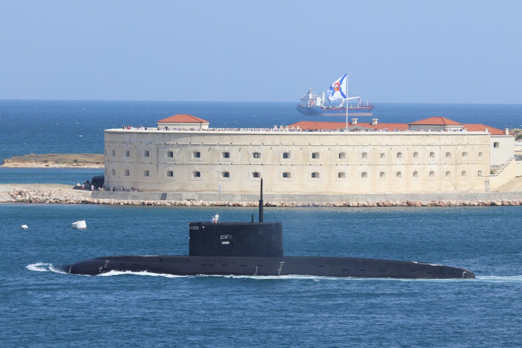 俄羅斯潛艇在克里米亞塞瓦斯托波爾港航行。路透社