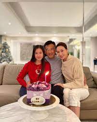 1993年港姐郭可盈，她的爸爸是香港傳奇富商郭達昌。郭達昌2011年病逝後，有指遺下逾百億資產和億萬塑膠生意給四名子女。
