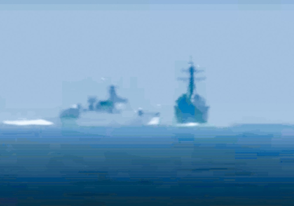 中國軍艦(左)差點和美艦(右)相撞。