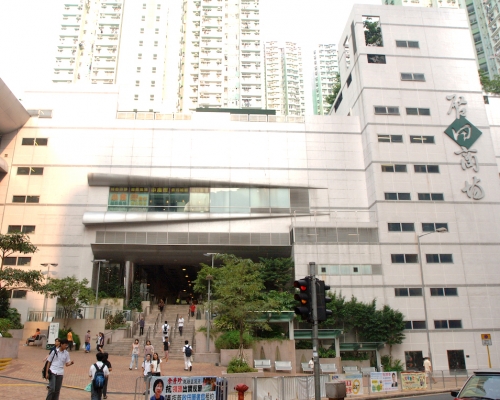 男事主昨晚疑在啟田商場扶手電梯，偷拍女子裙底被捕。資料圖片