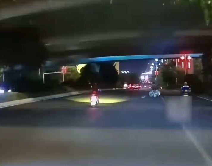 湖南孕妇驾“电鸡”恶意逼车，气得后车司机一脚踢向对方。
