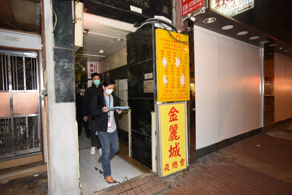 警方及食環署突擊巡查夜總會。