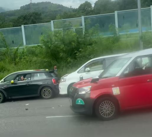 車禍涉及多輛私家車及的士。fb香港交通及突發事故報料區影片截圖