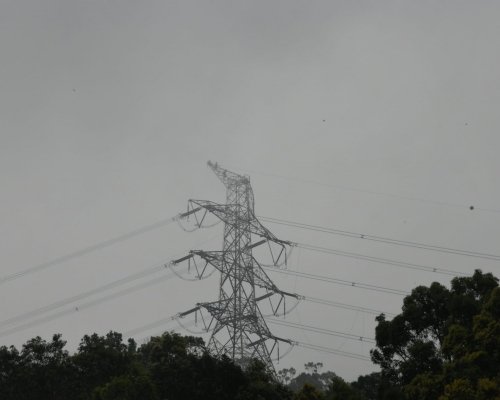 山上一座電塔頂端有扭曲損毀情況