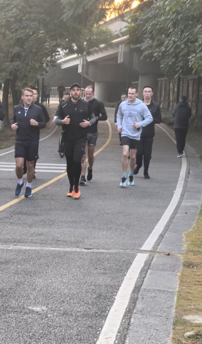 12月5日，有成都当地网友拍到法国总统马克龙在高新区锦城湖公园晨跑。 微博