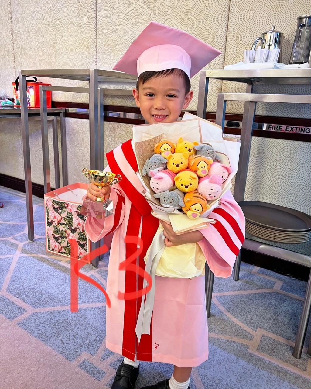 今年6歲的Brendan出席學校的畢業禮。
