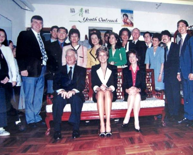 一九九五年，英國王妃戴安娜（中）到訪協青社。