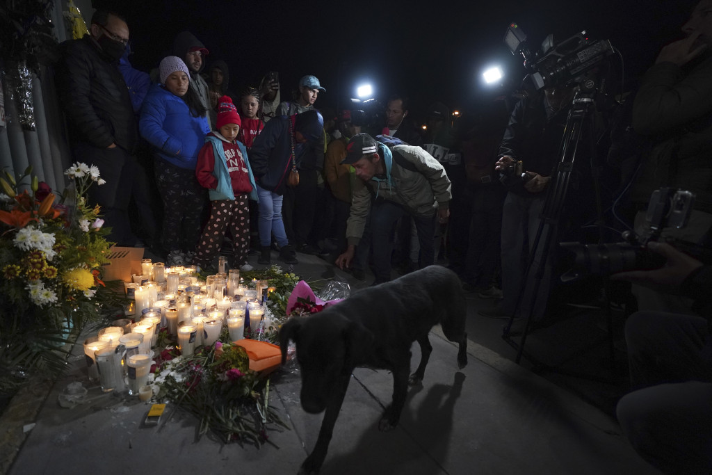 一名移民為墨西哥移民拘留中心發生火災的受害者點燃蠟燭悼念。AP