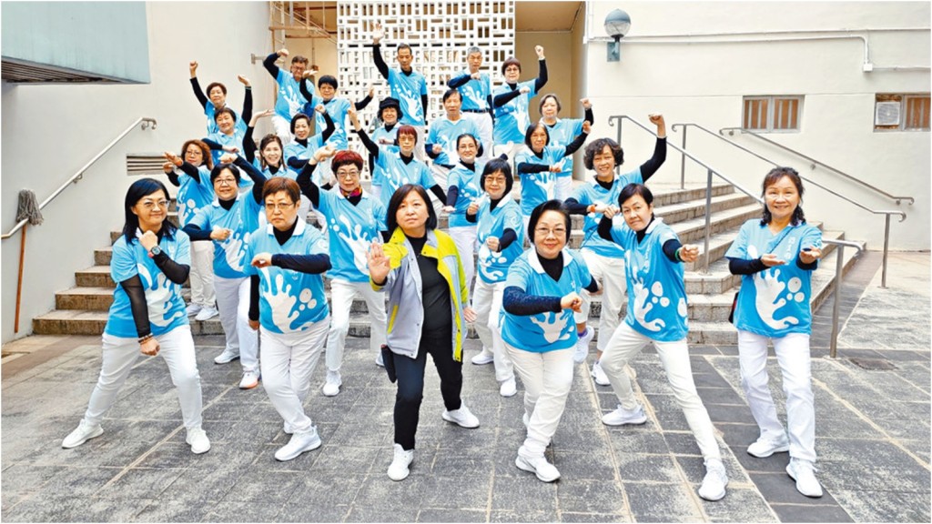 元朗警區警民關係組女警長周建文（中），與耆樂警訊成員練習功夫滅罪操。