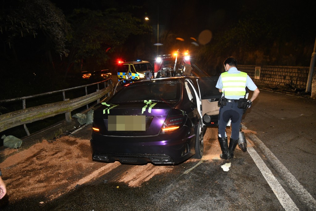 涉事私家車其後由拖車拖走檢驗。