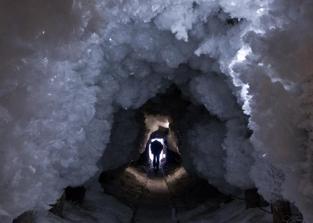 一名男子穿过覆盖着冰晶的永冻土隧道。 路透社