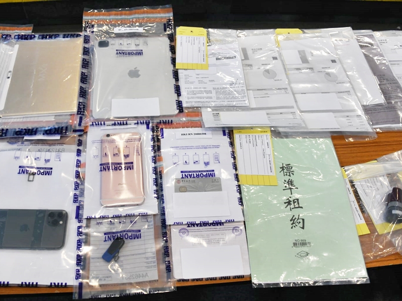 警方搜獲多部電話及一批商業文件。