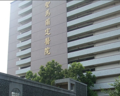一名22歲男護士早前被揭發涉在醫院的更衣室、洗手間內安裝針孔攝錄機，偷拍46名女護士及實習生更衣。
