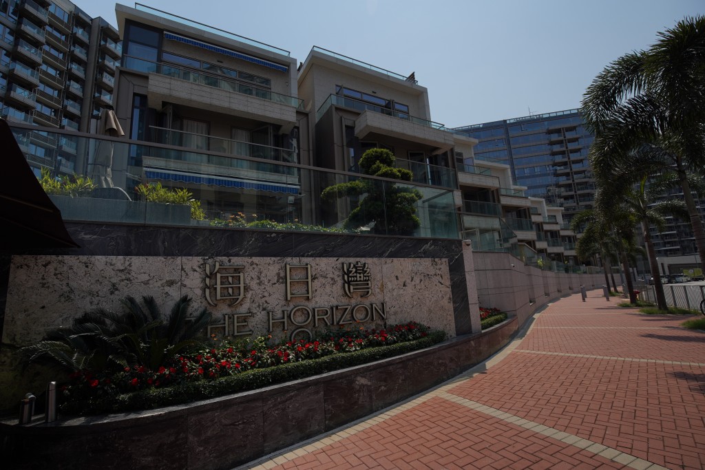 海日灣A2座中層B室，面積1,411方呎，3房連套房及工人套房間隔，日前議價後以2,968萬元沽出。