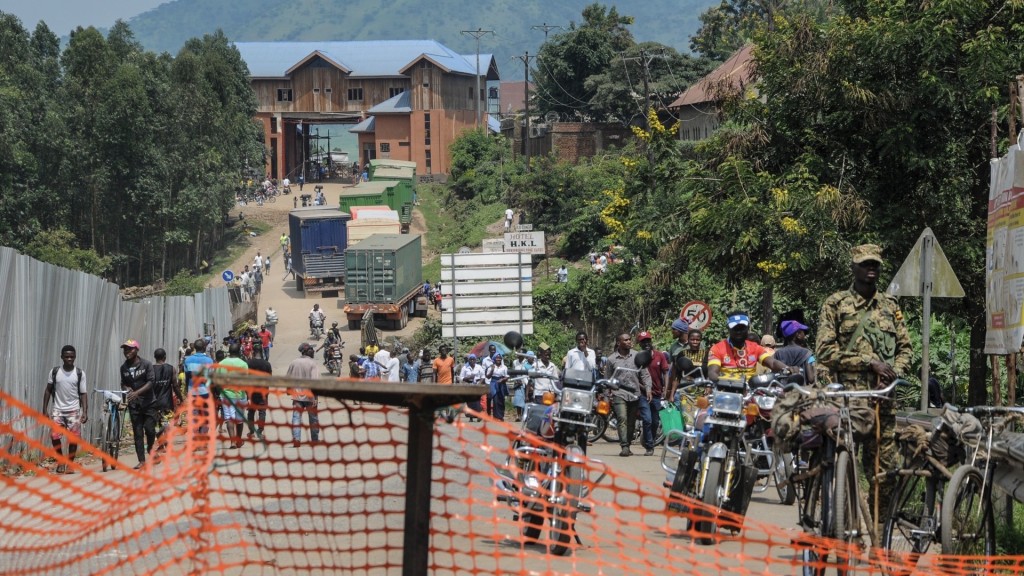 乌干达西部一条通往民主刚果的道路。 美联社