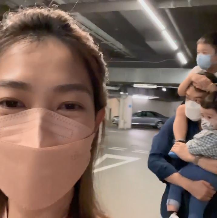 宋熙年忍唔住拍低此情此景。