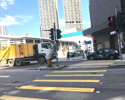 黑色私家車車身及車頭嚴重損毀。圖網民;Tsz Hei Ng香港突發事故報料區