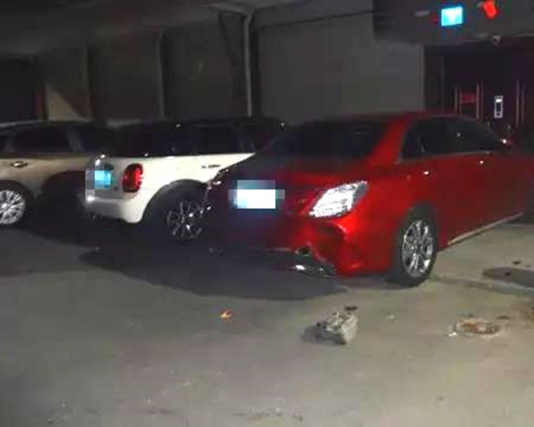 男子短短10多分鐘內連撞15輛車再發晦氣砸毀多車。