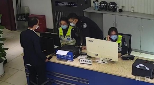為搵工到重慶派兇所申請無犯罪紀錄證明,逃犯當場被捕。 微博圖