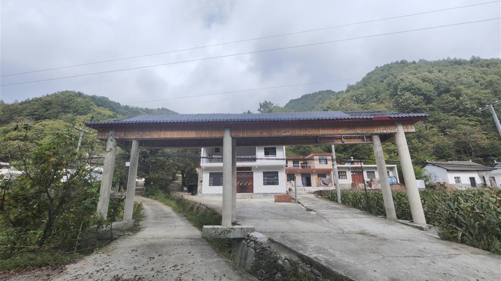 所謂「小視頻拍攝基地」項目,花一年半時間只建出沒有特色的破門樓。