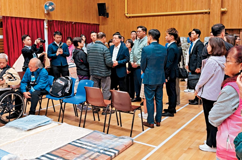 行政長官李家超昨晚親到大埔社區中心探望受災居民。