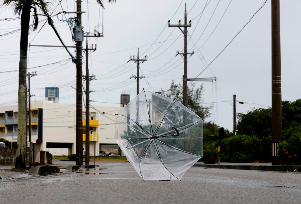 在石垣岛，强风吹走雨伞。路透社