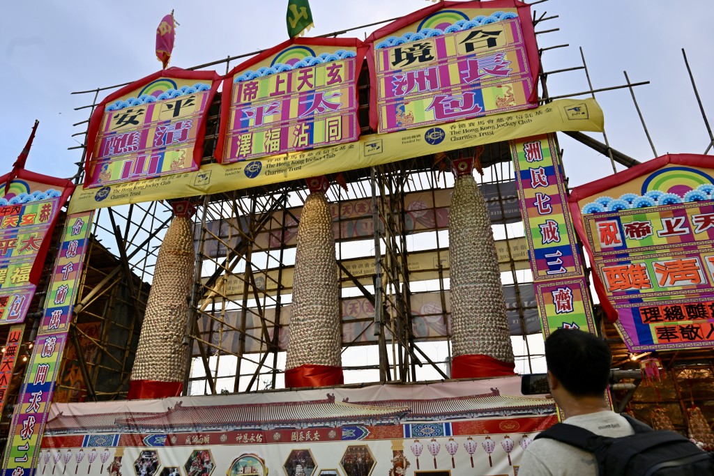 北帝廟遊樂場豎立3座包山,吸引市民遊客打卡。劉駿軒攝 北帝廟遊樂場豎立3座包山,吸引市民遊客打卡。劉駿軒攝