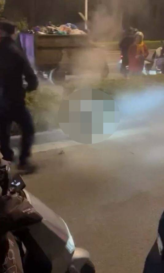 警員準備為死者蓋上黑布。