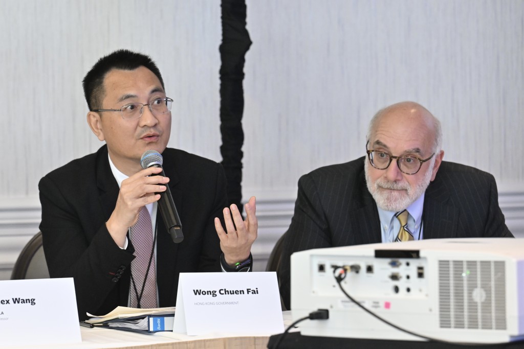 气候变化专员黄传辉（左）在「中美地方气候行动高级别活动」中参与专题讨论。政府新闻处图片