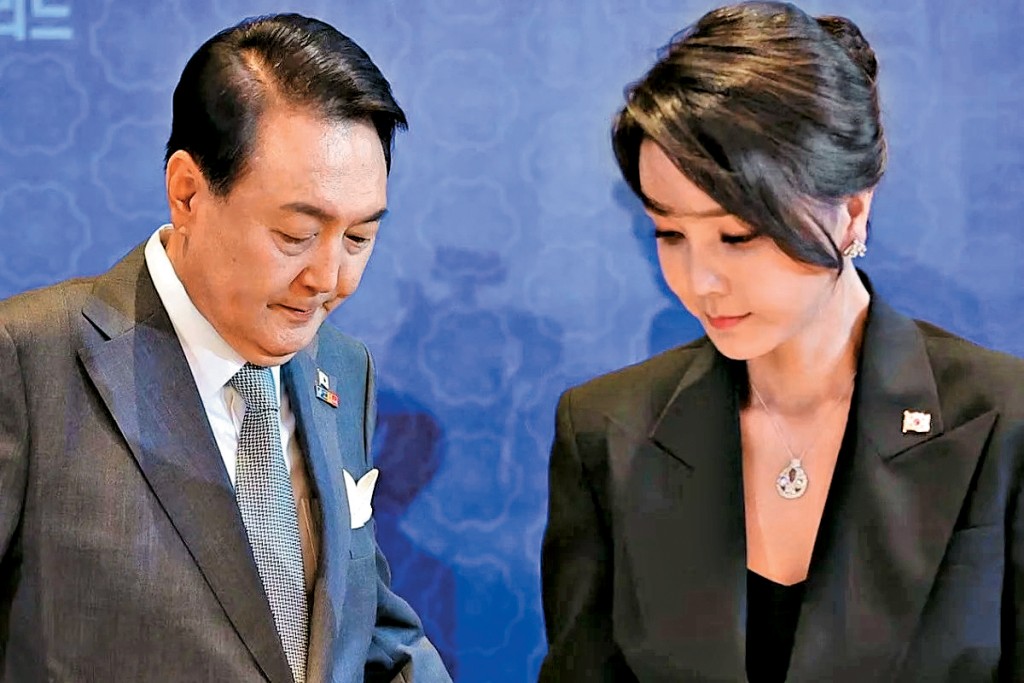 金建希2022年陪同尹錫悅出訪西班牙時戴着的吊墜頸鏈，疑為受賄禮物。